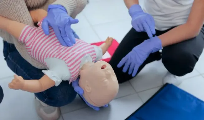 Treinamento de RCP em manequim pediátrico EME Doctors